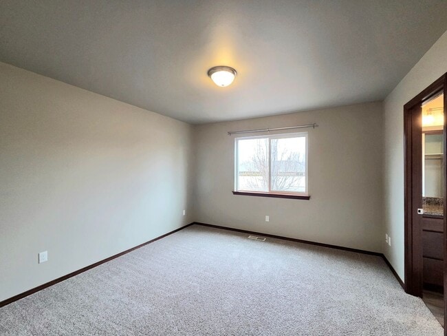 Building Photo - 3-Bed, 2.5-Bath Townhome w/ 2-Car Garage