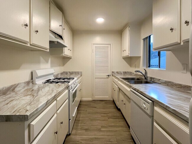 Interior Photo - 4251 Duquesne Ave