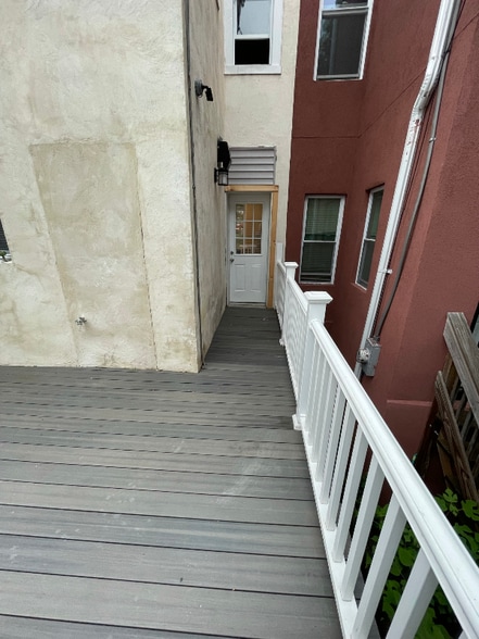 Building Photo - 902 S Yewdall St