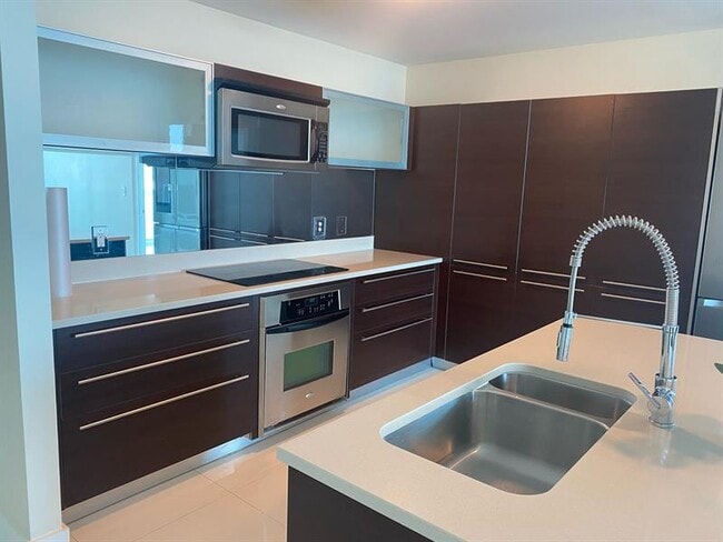 Building Photo - 1900 Bayshore Dr