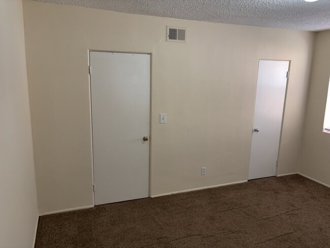 Building Photo - FOR RENT: 1 BEDROOM 1BATH SPACIOUS IN SPRI...