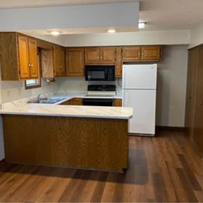 Building Photo - 131 Lake Dr