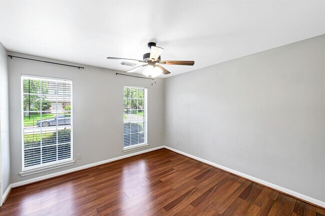 Building Photo - 614 Val Lena Dr