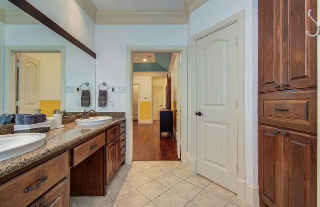 Building Photo - 1204 E 29th St