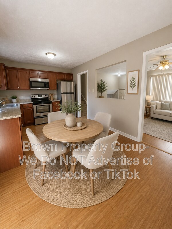 Building Photo - 1536 Rossmore Dr