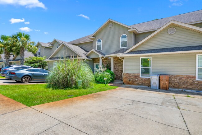 Building Photo - 4 Bed Navarre Townhome in Pool Community