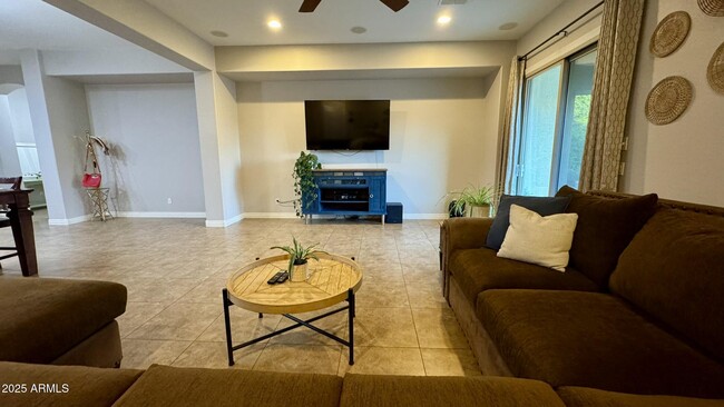 Building Photo - 2531 E Iris Dr