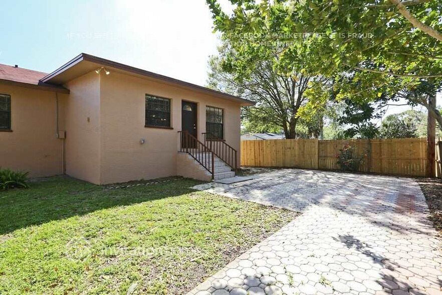 Building Photo - 327 80th Ave NE