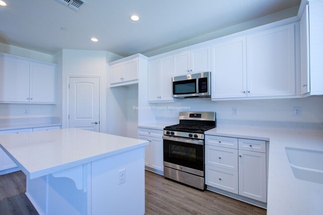 Building Photo - 495 Daffodil Dr
