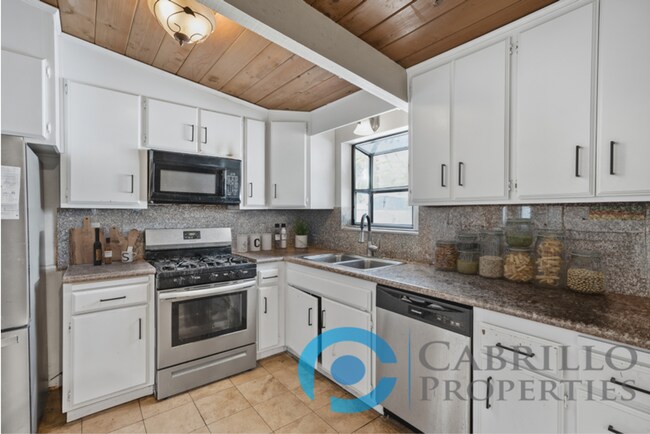 Building Photo - Gorgeous 5bd/3ba house walking distance to SDSU w/ Pool