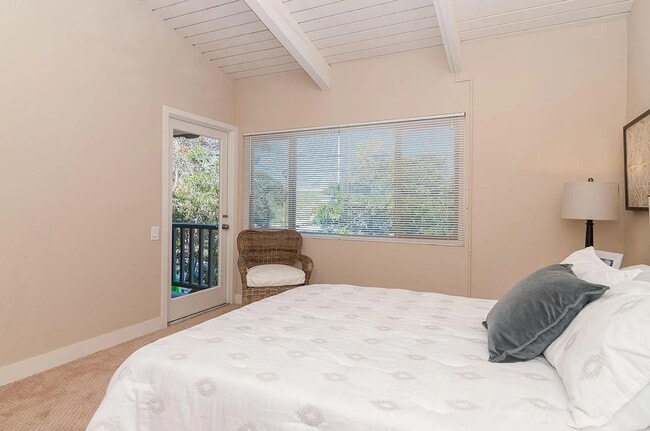Building Photo - 4 Bedrooms and 2.5 baths!  Modern upgrades and a coastal community!