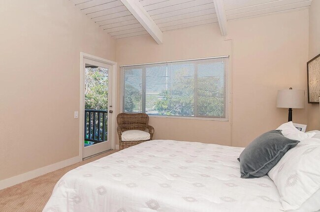 Building Photo - 4 Bedrooms and 2.5 baths!  Modern upgrades...