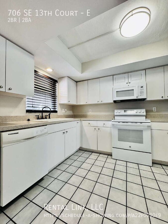 Building Photo - 706 SE 13th Ct