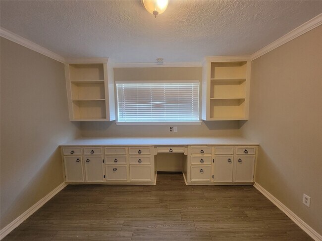 Building Photo - 4015 Chapel Square Dr