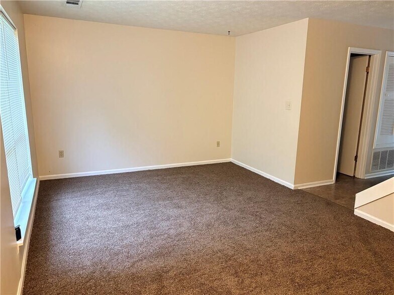 Building Photo - 165 Hunters Ln