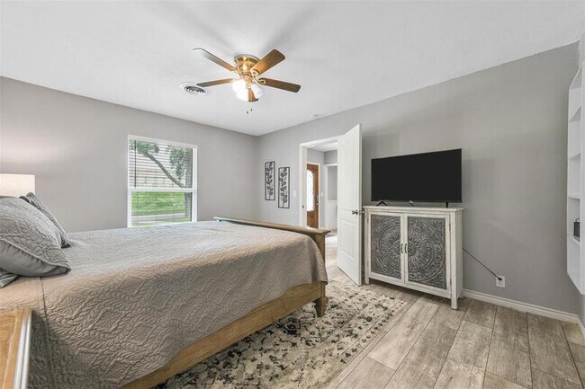 Building Photo - 6209 Calmont Ave