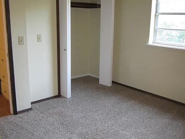 Building Photo - 820 Russell Cir