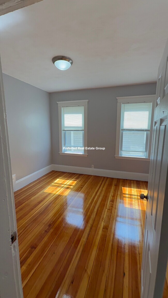 Building Photo - 52 Stonehurst St