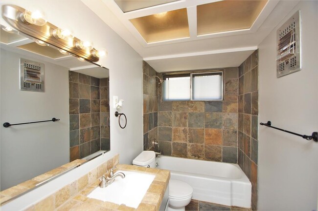 Building Photo - 3202 Barton View Dr
