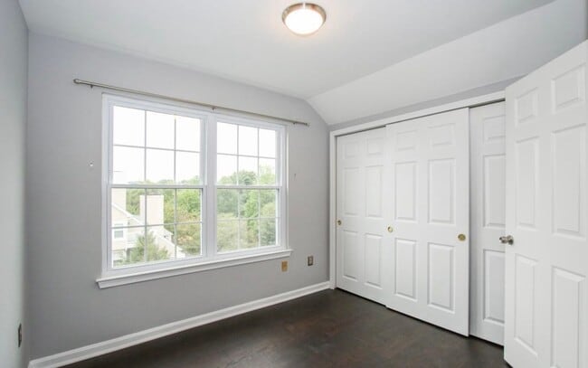 Building Photo - Beautiful 2-Level top floor condo close to...