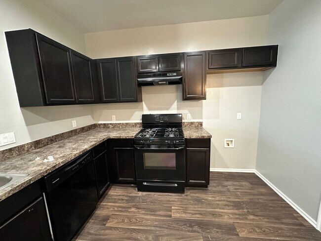 Building Photo - 3 bed 2 bath in Mustang- Move in Special!