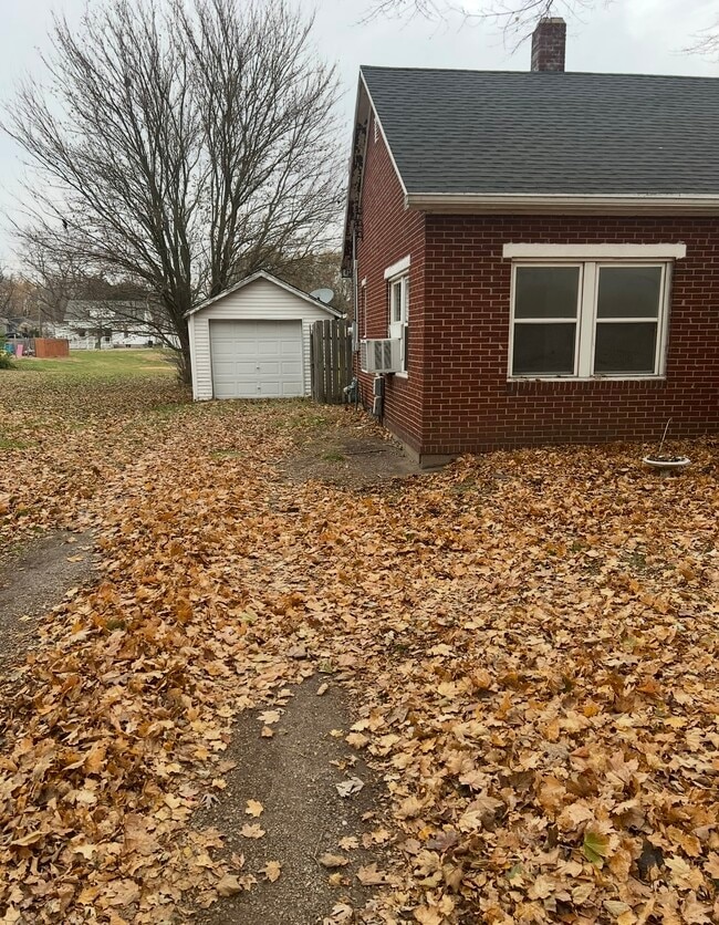 Building Photo - 604 E Oak St