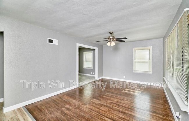 Building Photo - 9823 Meadowview Dr
