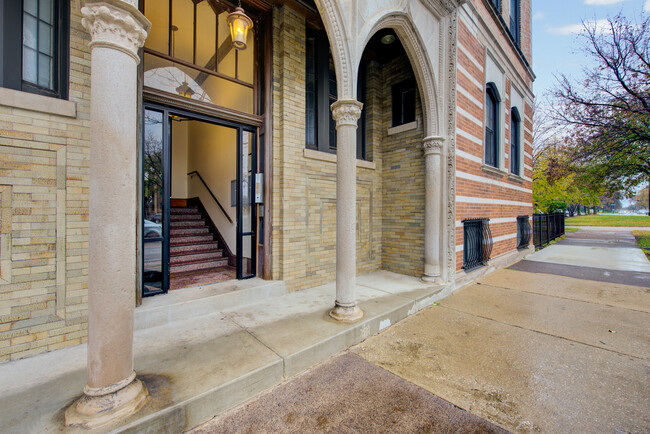Building Photo - 5001 S King Dr