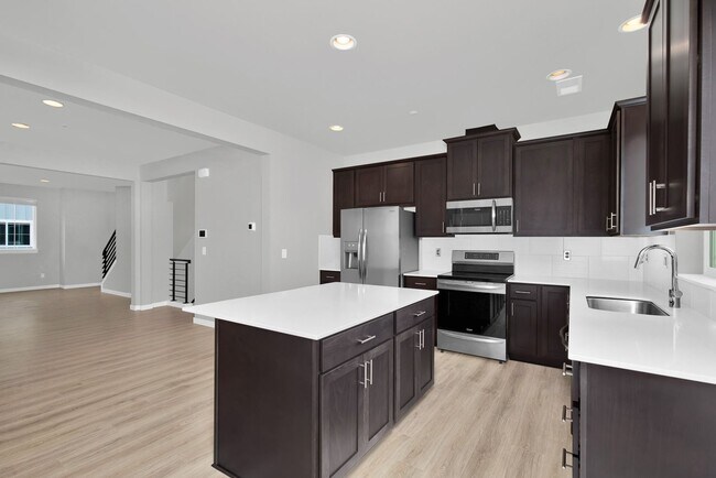 Building Photo - Bothell 3 Bedroom Townhouse HUGE Garage an...