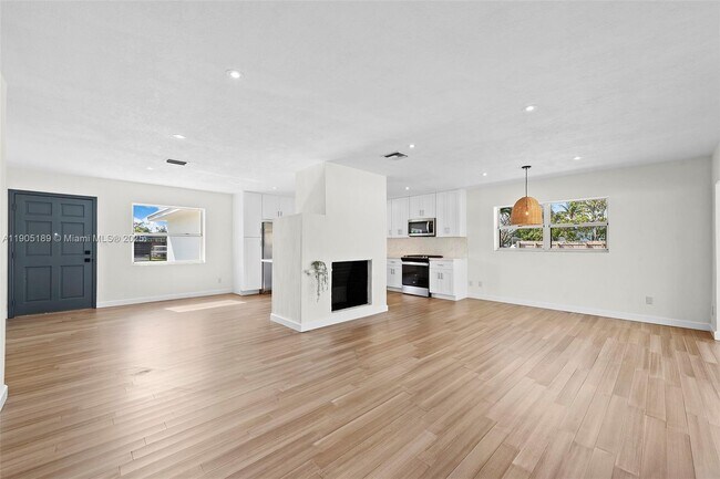 Building Photo - 9411 Jamaica Dr