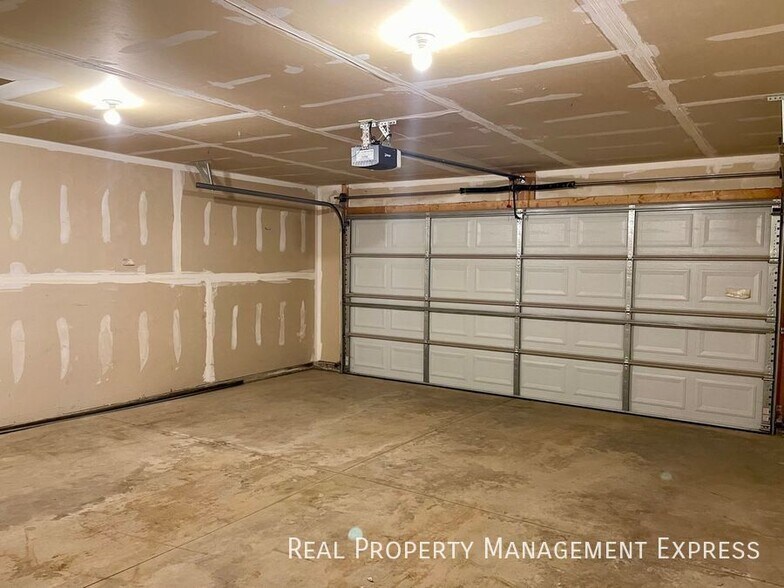 Building Photo - Amazing 3 Bedroom 2.5 Bath townhome in Harrisburg