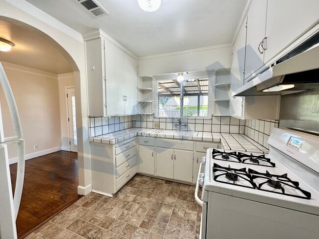 Building Photo - 41 W McKenzie Ave