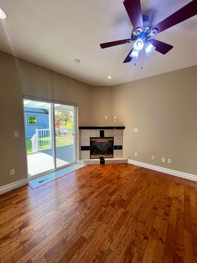 Building Photo - Beautiful 3 Bedroom in Private Community!