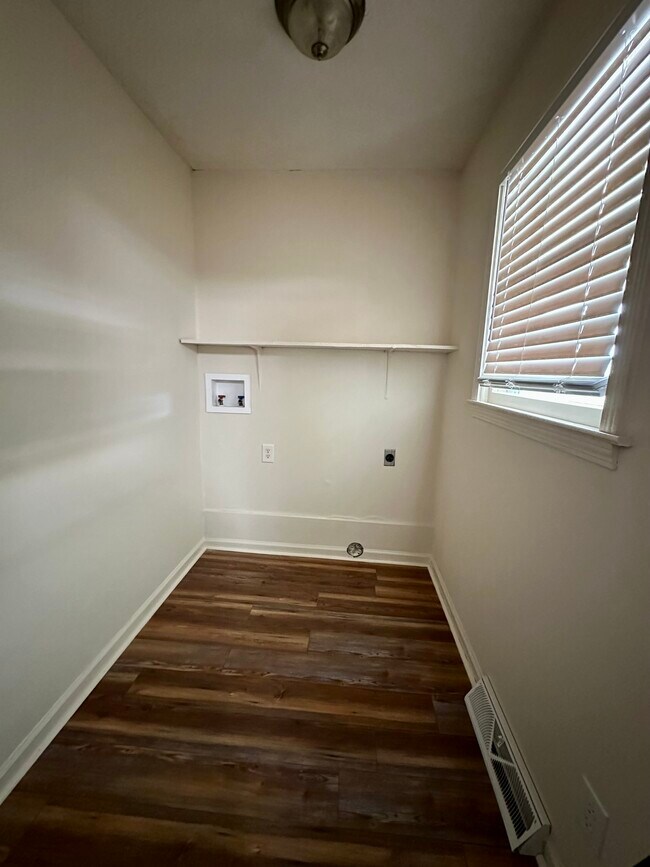 Building Photo - 209 Evergreen St