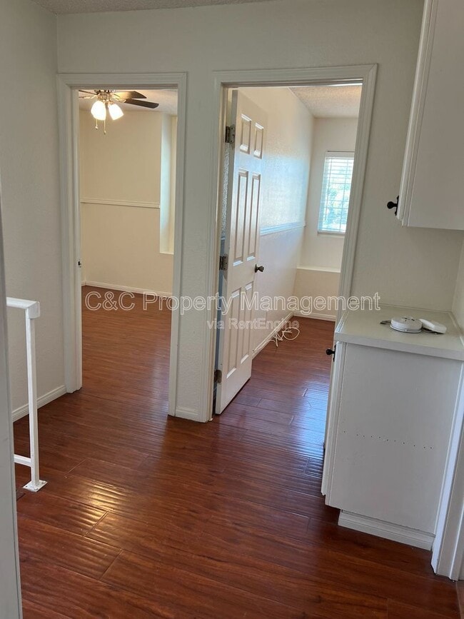 Building Photo - 1109 N Sandalwood Ave