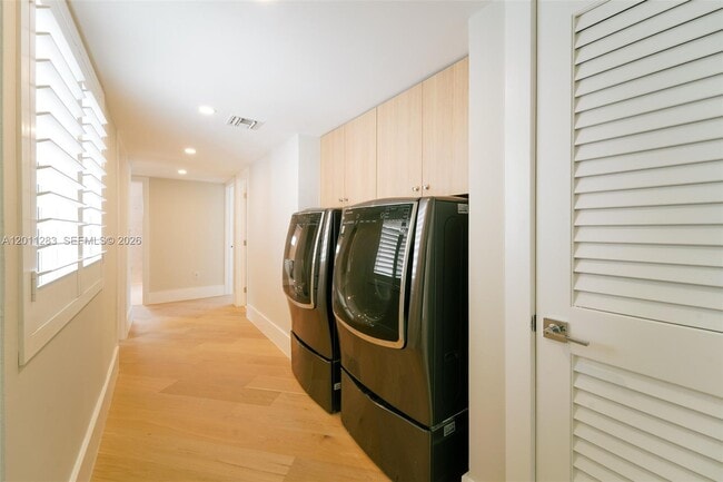 Building Photo - 1981 S Oak Haven Cir