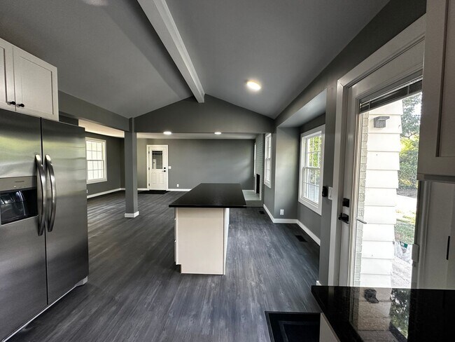 Building Photo - Fully Renovated in the Heart of Hendersonv...