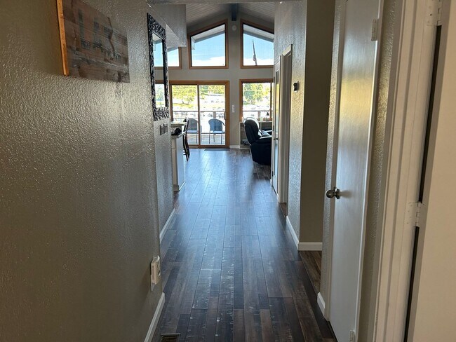 Building Photo - Don't Miss out on a Summer at the Lake.  Beautiful Fully Furnished Waterfront Home available July...