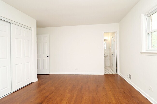 Building Photo - Newly Renovated One Level Downtown Residence