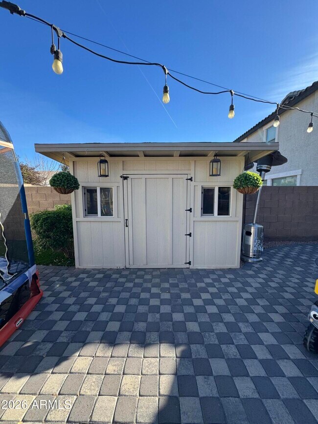 Building Photo - 734 E Kelsi Ave