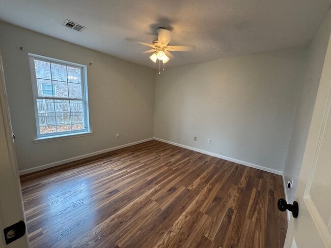 Building Photo - Immaculate home in Gentry close to schools