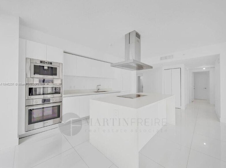 Building Photo - 300 Sunny Isles Blvd