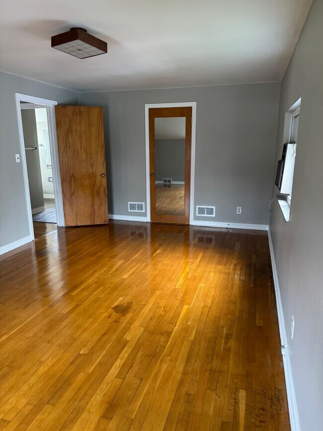 Building Photo - 3 Bedroom 1.5 bathroom Single Family Home, Upper Arlington Schools