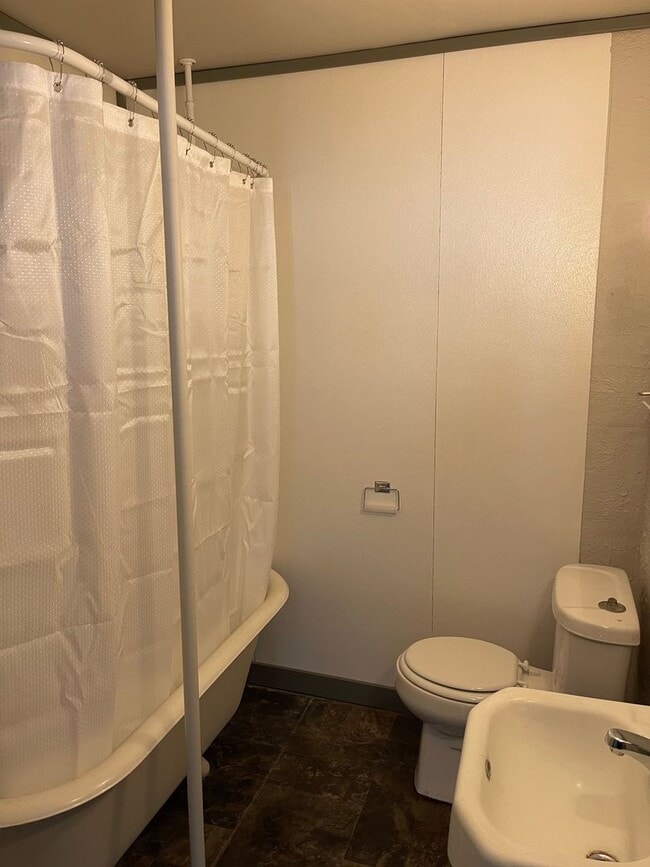 Building Photo - $795 - 2 bed 1 bath - Single Family Home