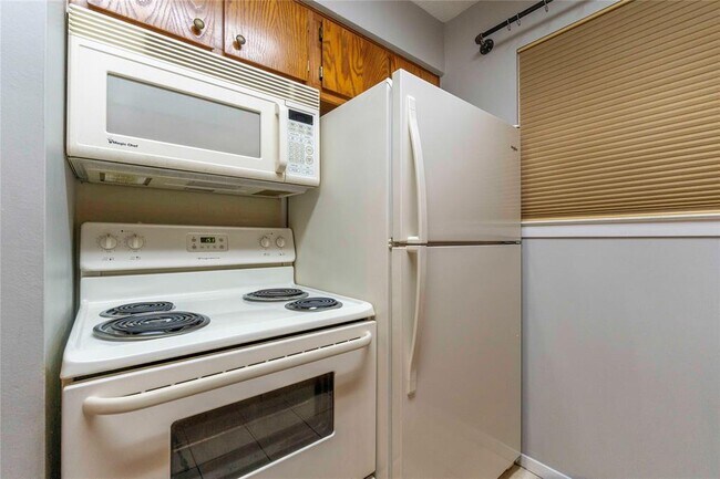 Building Photo - 6903 Deatonhill Dr