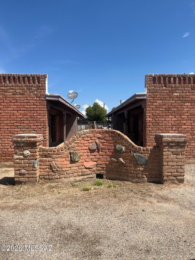Building Photo - 413 E Delano St