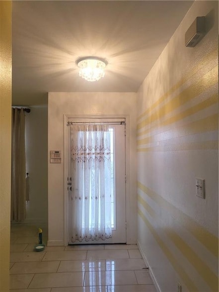 Building Photo - 827 Charlie Dr