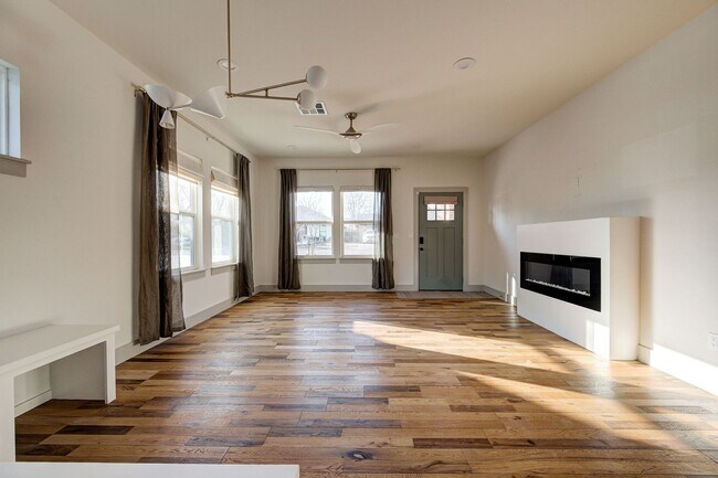 Building Photo - Unique home in OKC
