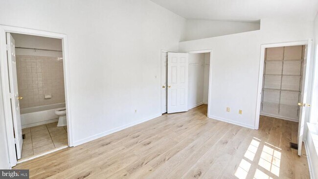 Building Photo - 120 Royalty Cir