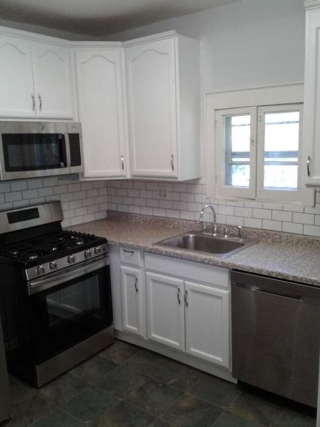 Building Photo - Beautiful 3 bed / 1 bath home on corner lot with attached garage in quiet Sparta neighborhood!